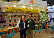 Carmel Flowers was among the first growers in the Medellin region, and grew to producing no less than 92 varieties of chrysanthemum. On the photo Christina Fernandez and Juan David Cruz.